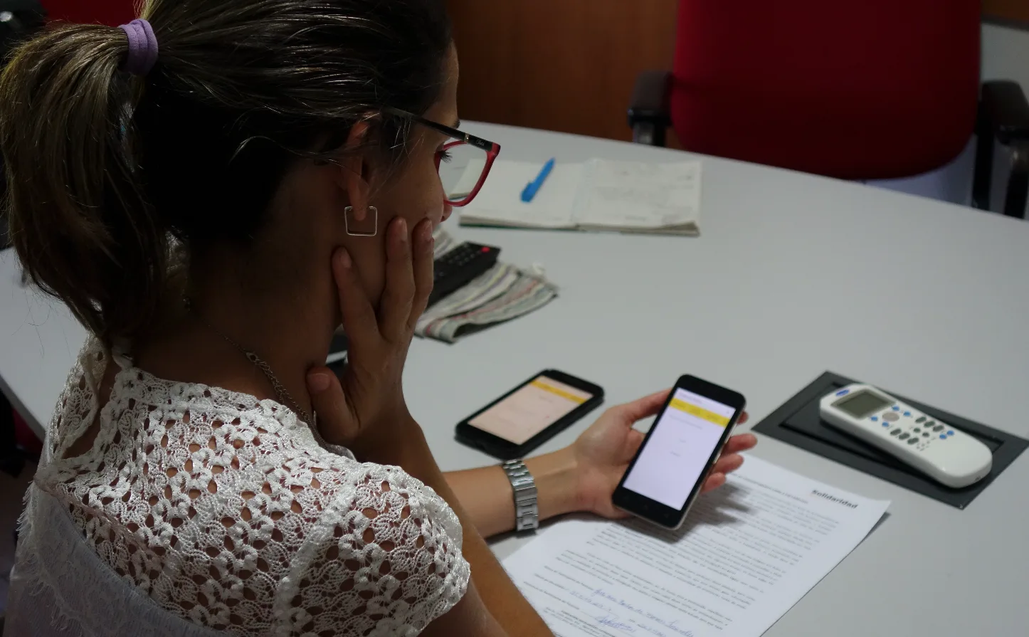participante usando o aplicativo durante teste de usabilidade