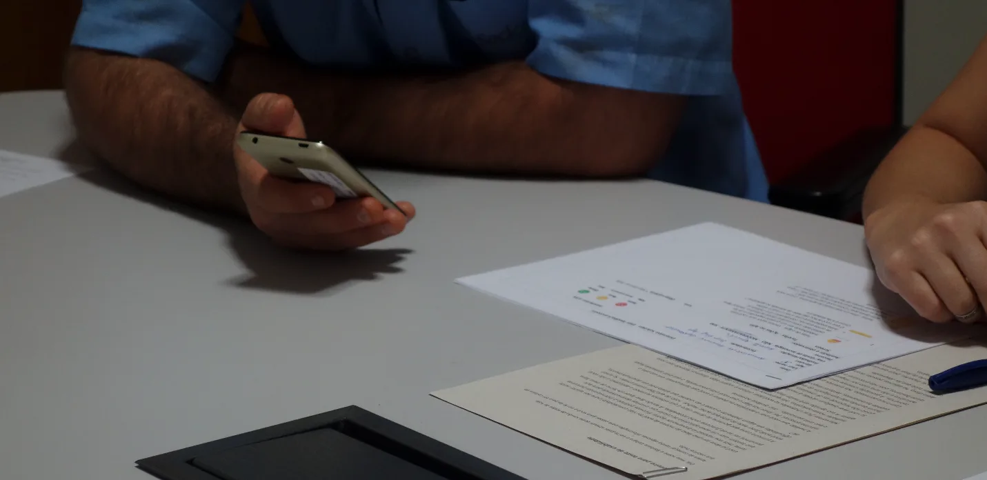 participante com o aparelho na mão durante teste
