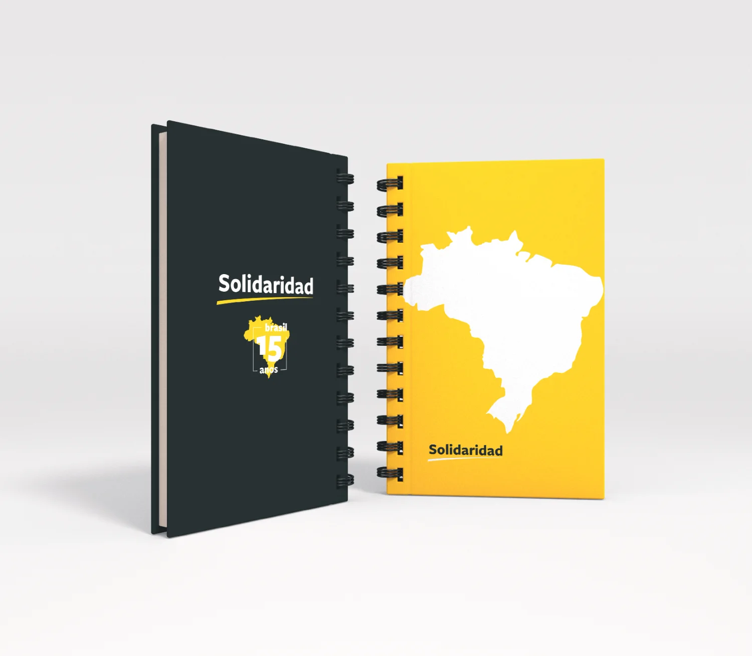 cadernos em capa preta e capa amarela