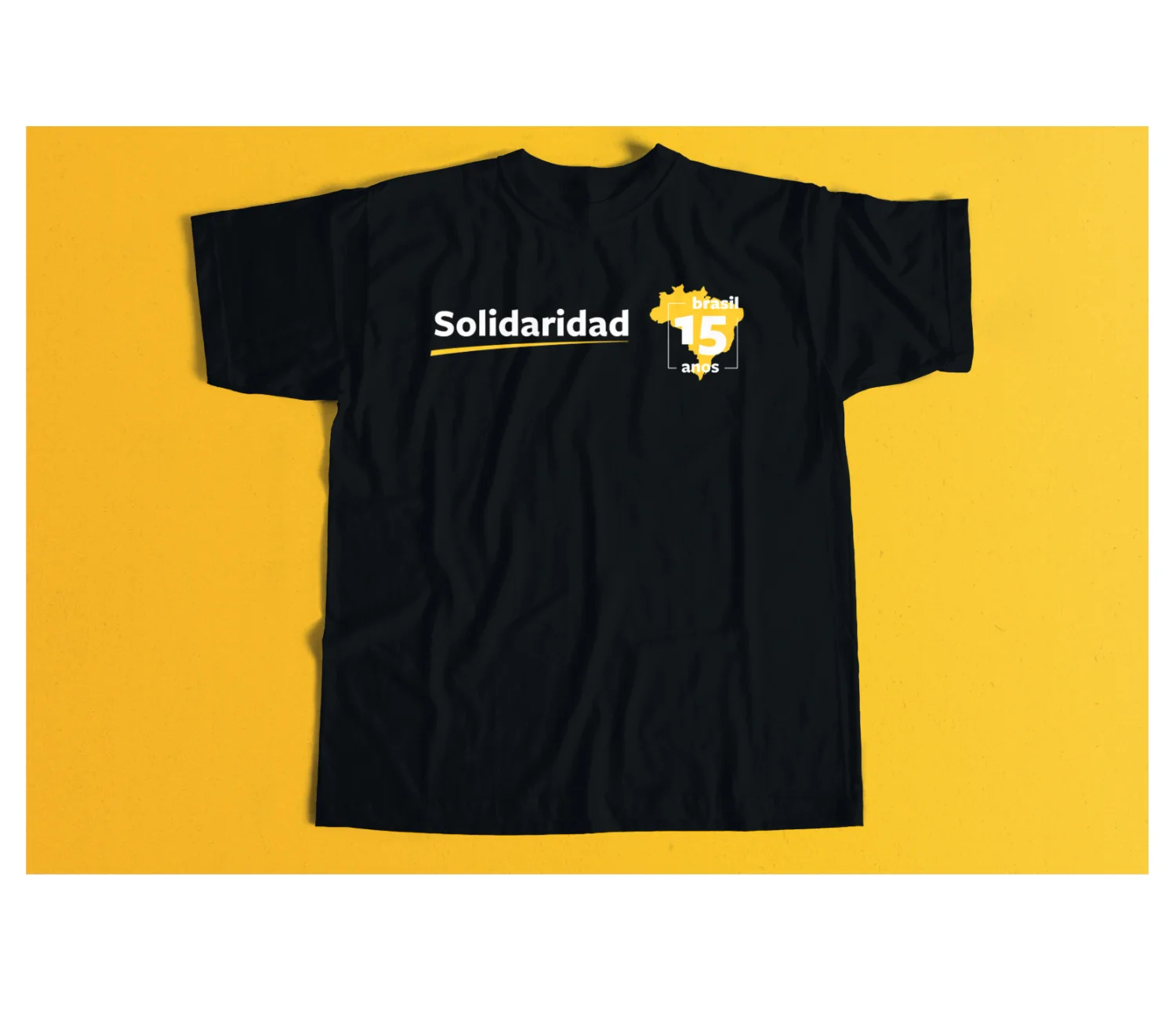 camiseta preta com a assinatura horizontal no peito