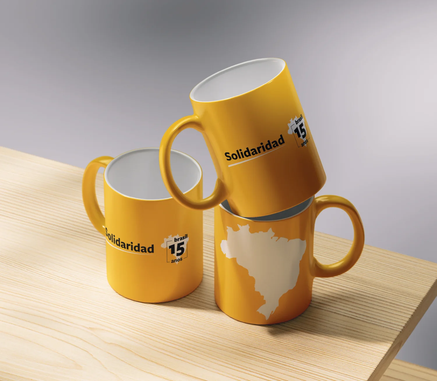 canecas amarelas com a marca comemorativa