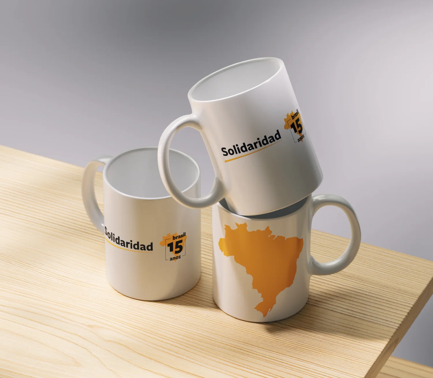 canecas brancas com a marca comemorativa
