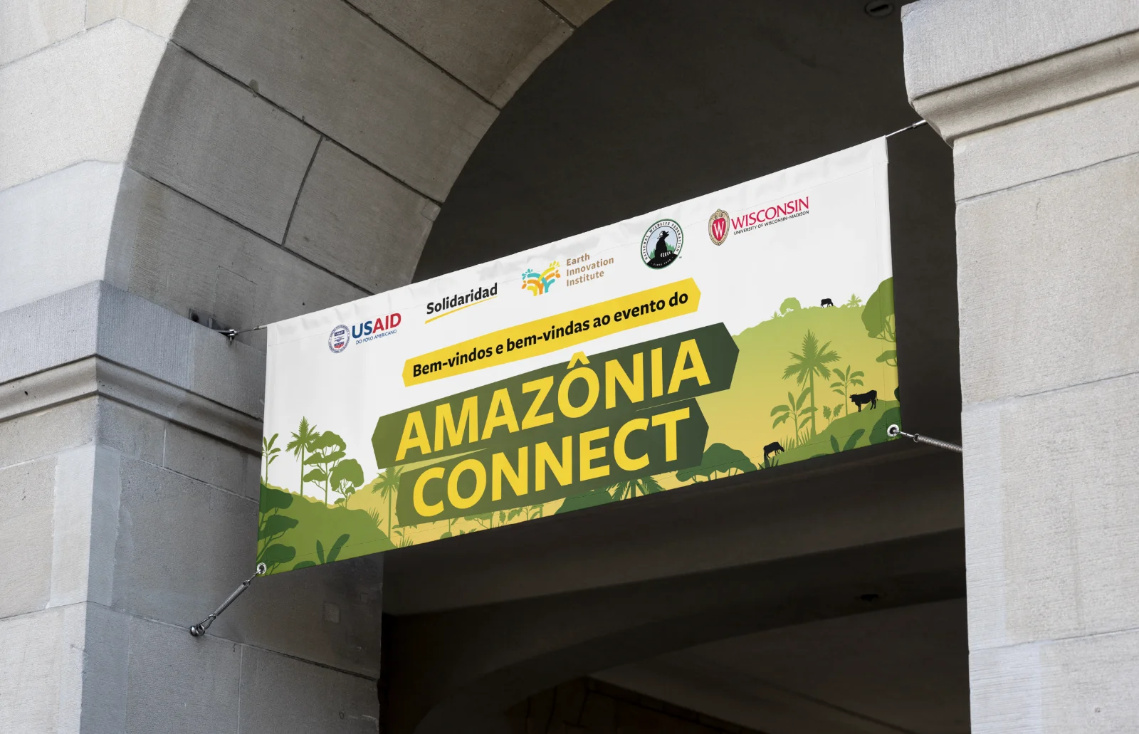 faixa física instalada na entrada do evento