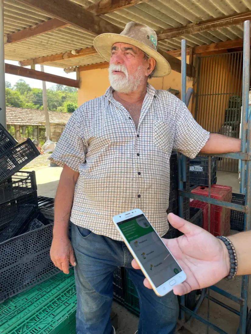 produtor conhecendo o aplicativo durante a capacitação