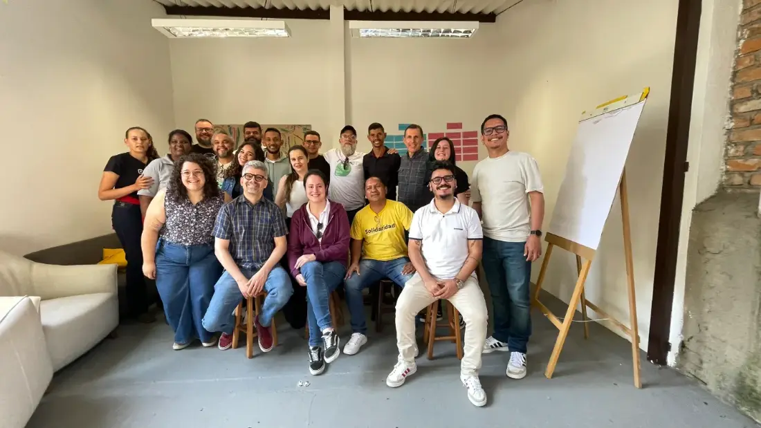 grupo reunido no escritório da Solidaridad durante a semana de formação