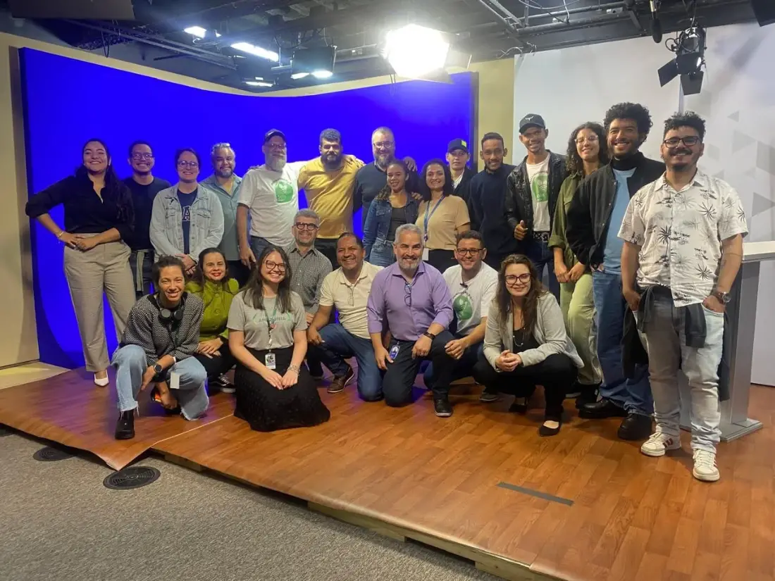 grupo no estúdio de mídias digitais do Fundo JBS