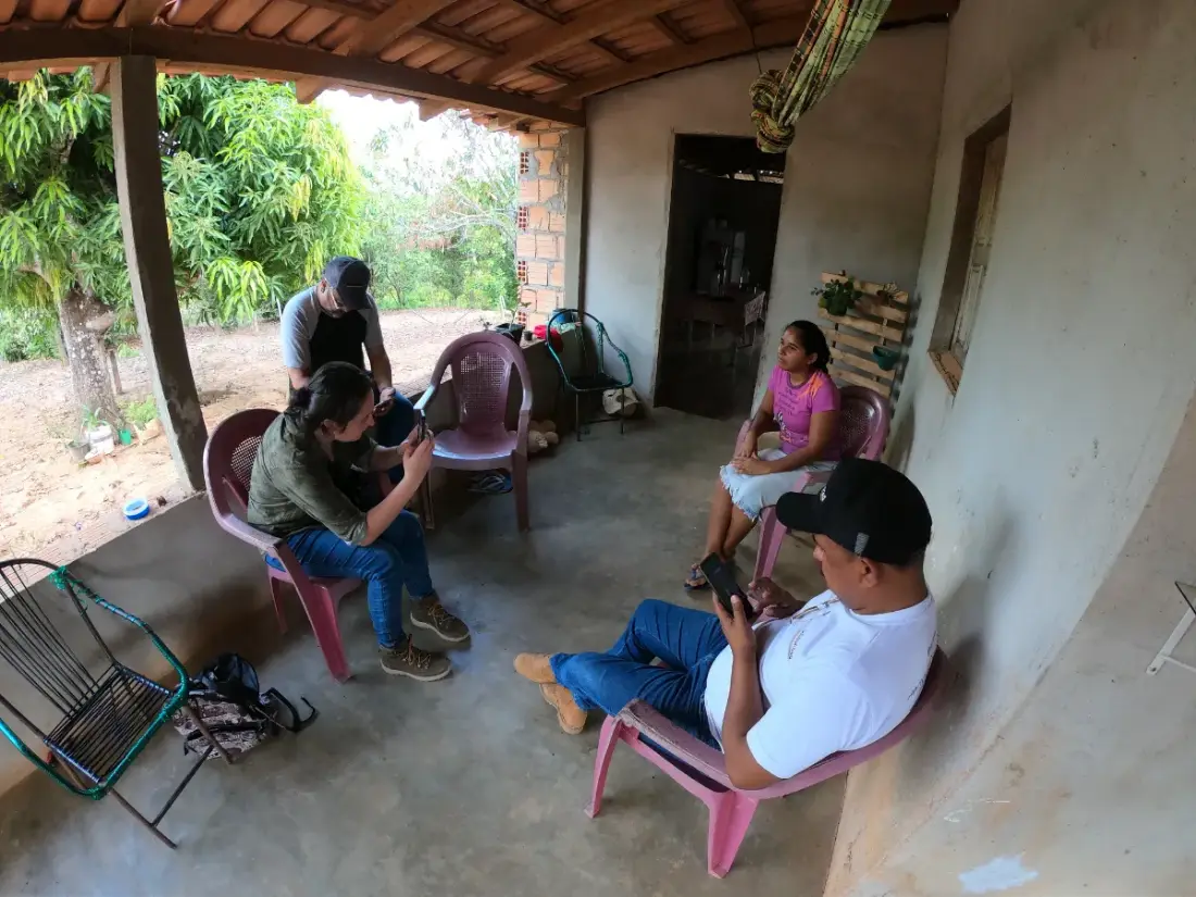 equipe e produtores gravando vídeo na varanda da propriedade