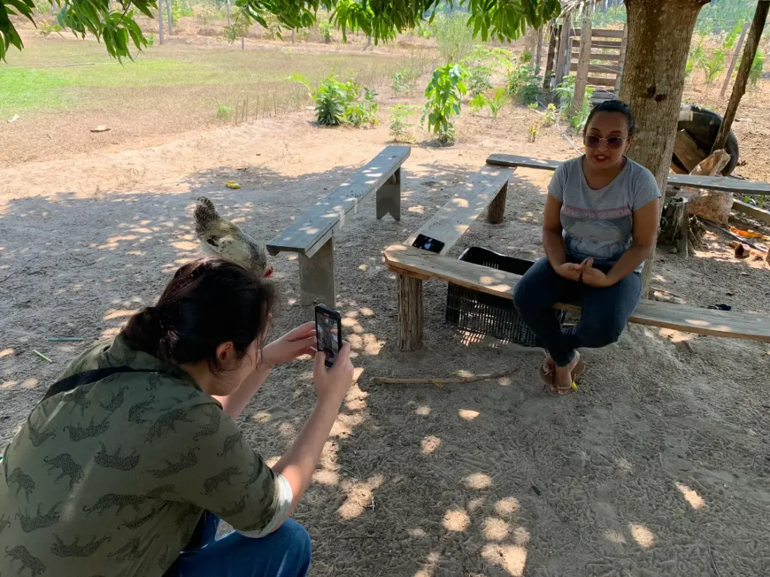 produtora gravando o próprio depoimento